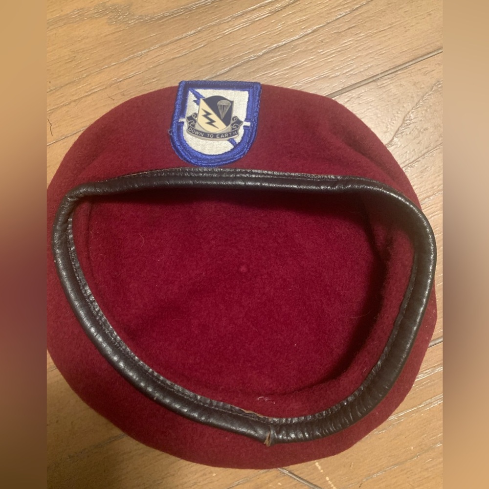 Beret in burgundy.